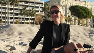 Anouk&comma; blonde sulfurique&comma; s'empale sur une queue