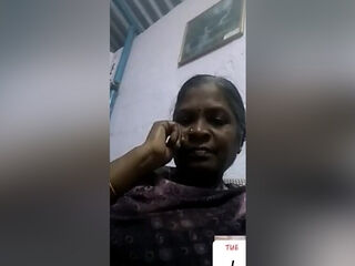 Today special -desi Aunty demonstrates Her cupcakes To paramour On vid Call 2