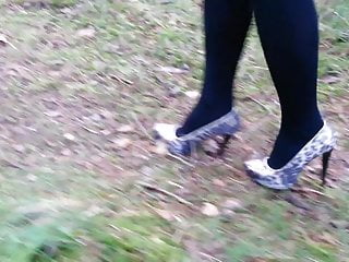 Girl L ambling with leopard high high-heeled shoes.