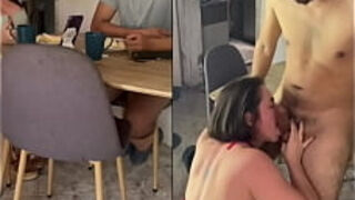 Casero real madura y joven se desayunan en la mesa