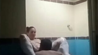 Madura infiel Real lleve a mi madrastra al hotel se monta y salta la cojo duro gime delicioso