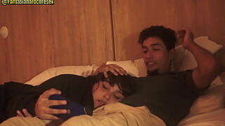 Mi hermanastra se atraganta con mi pene despues de ver una pelicula PARTE 1