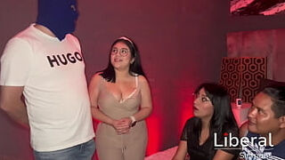 Cuckold Real - Pareja swinger permite que la esposa folle con un single enfrente de su cornudo esposo y se vuelve hotwife