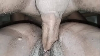 Minha madrasta me pede uma massagem e&comma; eu termino fodendo sua buceta com força no estilo cachorrinho